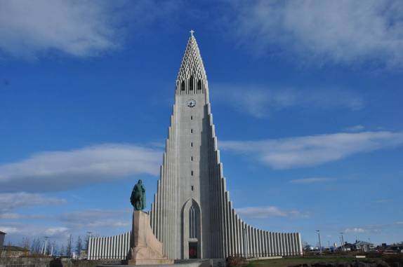 Hallgrímskirkja, uma igreja luterana, é a maior do país e um marco arquitetônico de Reykjavik, a capital da Islândia